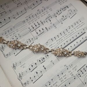 Vintage 50s Goldtone Floral Bracelet With Gemstones And Faux Pearls
